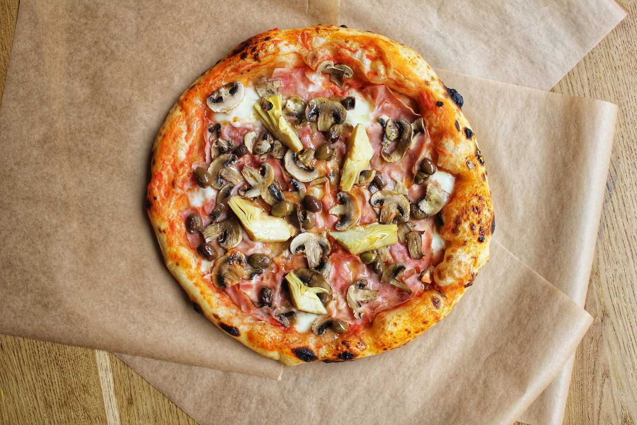 Pizzaiolo Capricciosa pizza
